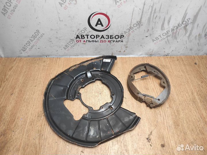 Щит опорный задний правый VW Touareg 2010-2018