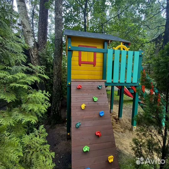 Детская площадка с большим домиком и горкой труба