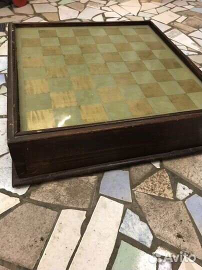 Старый ящик для шашек и шахмат