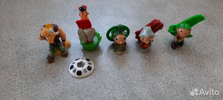Игрушки из киндер сюрприза (футболисты, скейтборди
