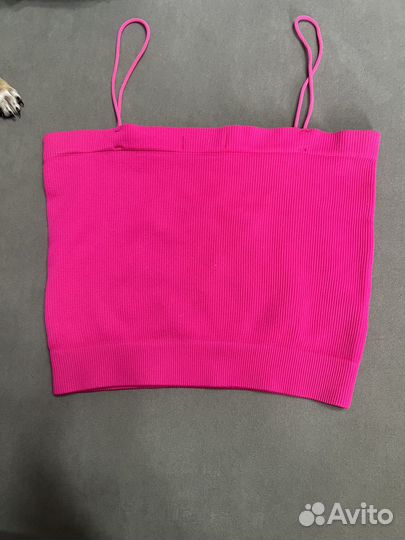 Топик на тонких бретелях в рубчик