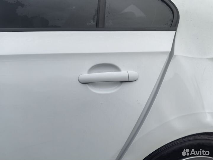 Задняя левая дверь белая Skoda Rapid