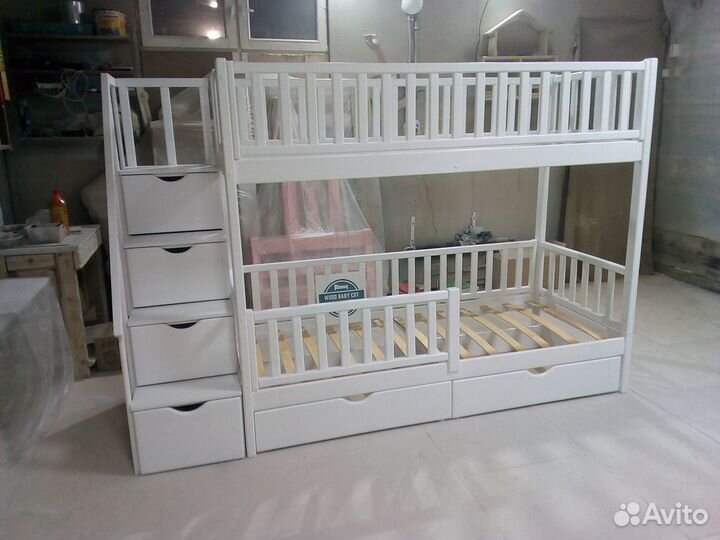 Кровать двухъярусная. Лестница комод