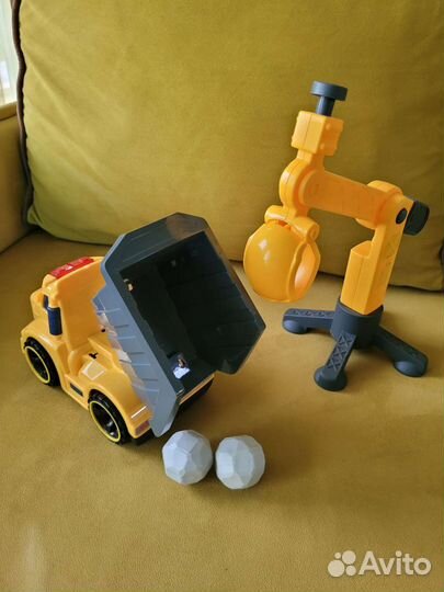 Самосвал и кран