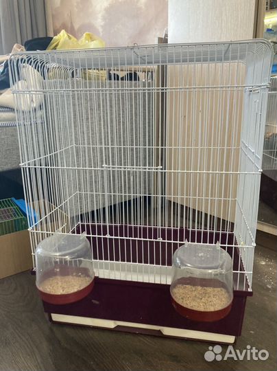 Клетка для птиц с купалкой и кормушкой