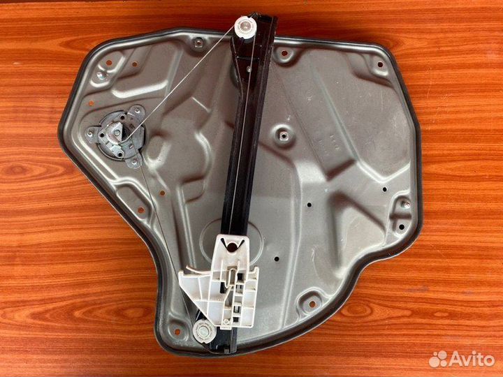 Стеклоподъемник задний левый Skoda Octavia