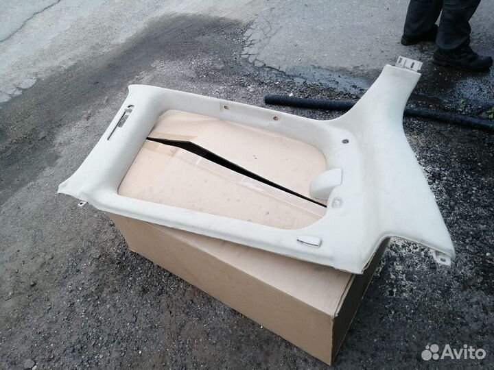 Обшивка багажника правая Lexus LX470