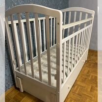 Детская кроватка с маятником и ящиком