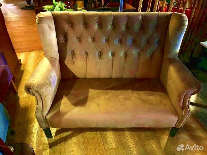 Диван в каретном стиле