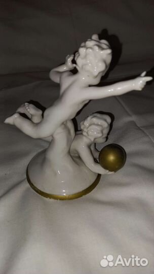 Статуэтка Путти с бронзовым мячом