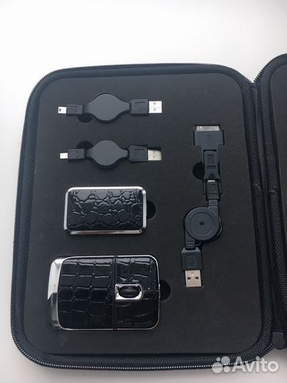 Клавиатура для планшетов В стильном чёрном кейсе