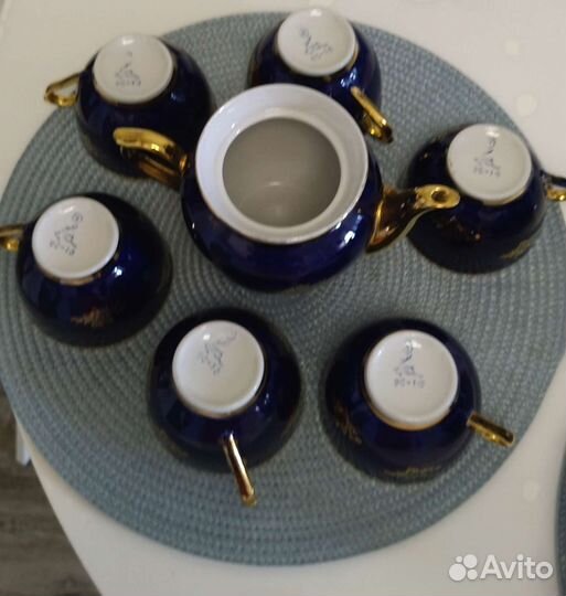 Чайные чашки, кофейник