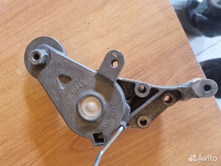 Натяжитель ремня агрегатов VW golf 4