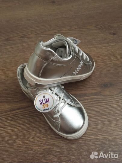 Новые детские кроссовки 25р