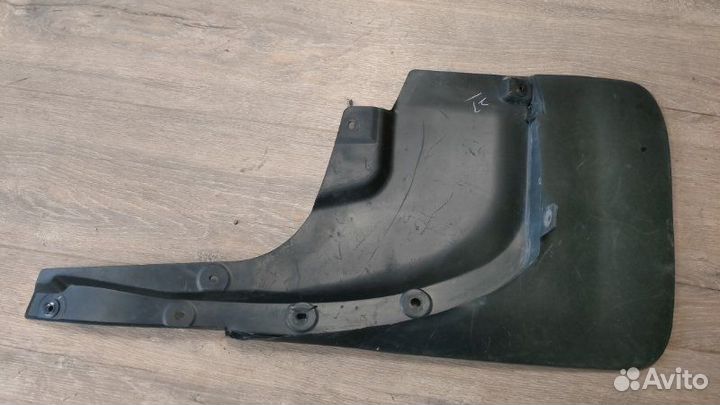 Брызговик задний левый Toyota Land Cruiser 200