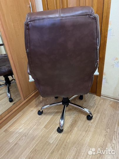 Компьютерное кресло кожаное б/у