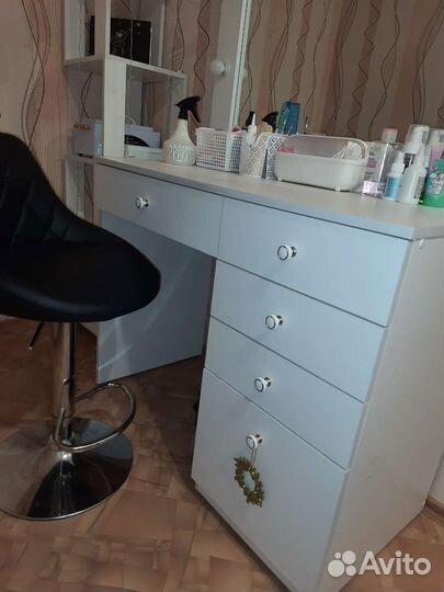 Туалетный столик с зеркалом, стеллаж, стул