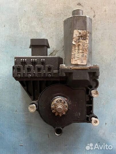 Моторчик стеклоподьемника передний левый 13101478