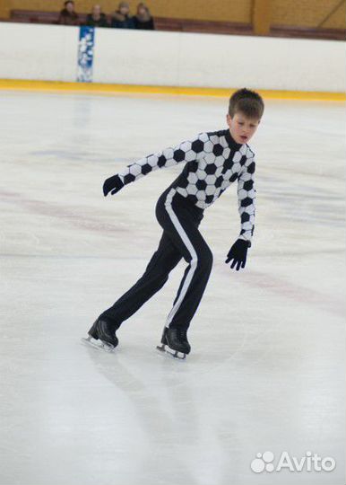 Костюм для выступлений для фигурного катания