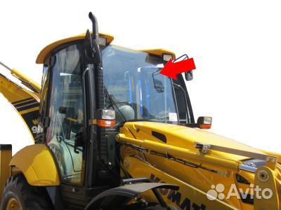 Komatsu WB93S-5 Стекло лобовое