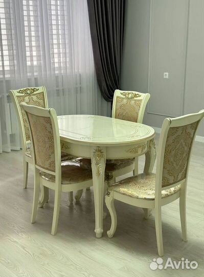 Стол кухонный и стулья