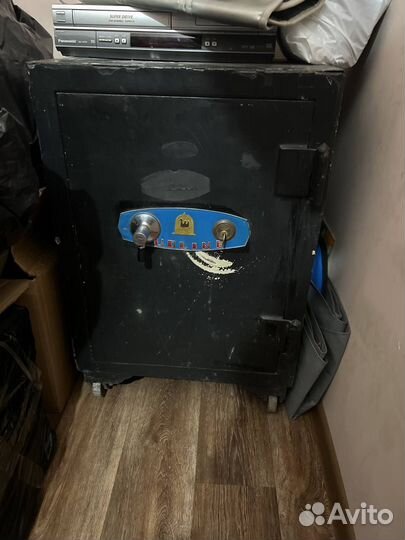 Очень надежный и крепкий сейф