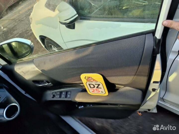 Дверь боковая передняя правая Toyota Sienta