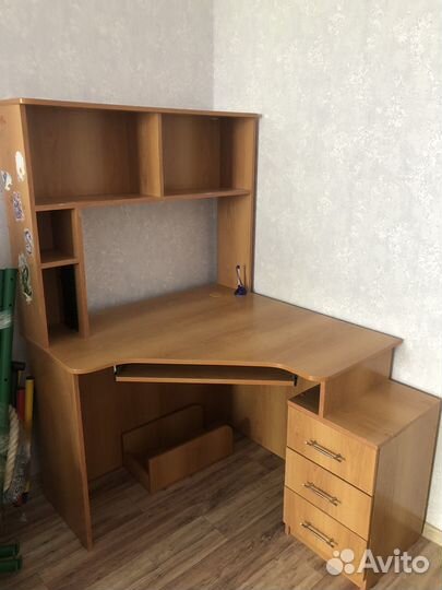 Угловой письменный стол