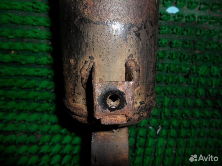 Стойка амортизатора задняя правая Hyundai Santa F