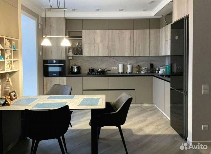 Кухня под потолок стильная