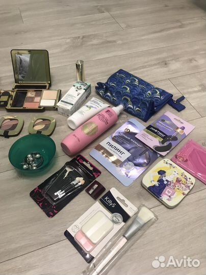 Набор косметики и другое пакетом