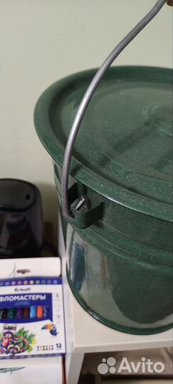 Эмалированное ведро с крышкой
