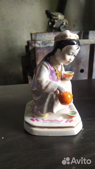 Статуэтка узбечка с чайником