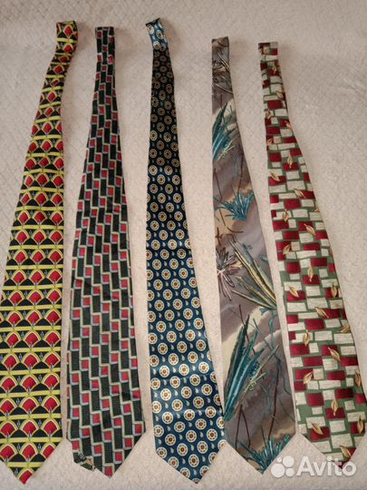 Галстуки мужские шелковые много