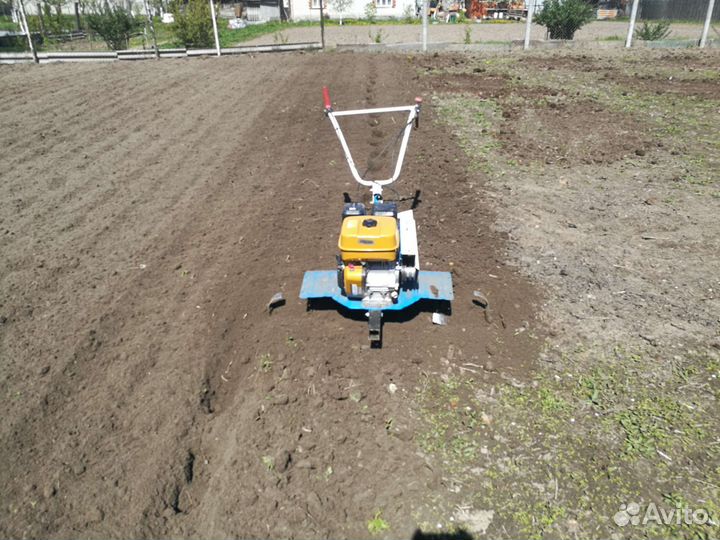 Вспашка земли мотоблоком