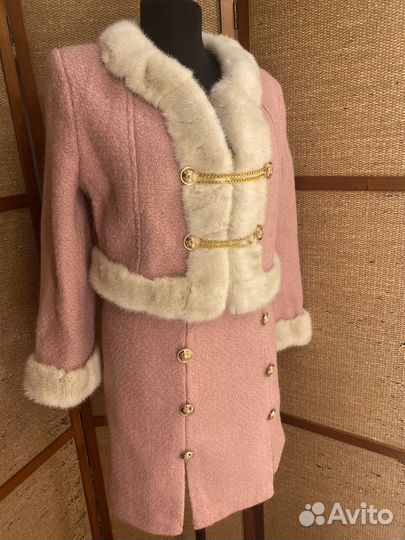 Розовый твидовый костюм с норкой