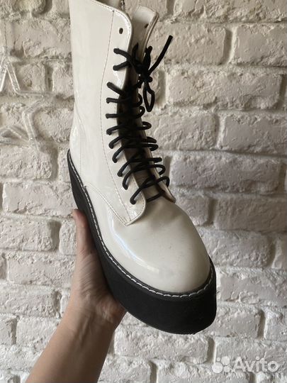 Ботинки лаковые белые dr martens