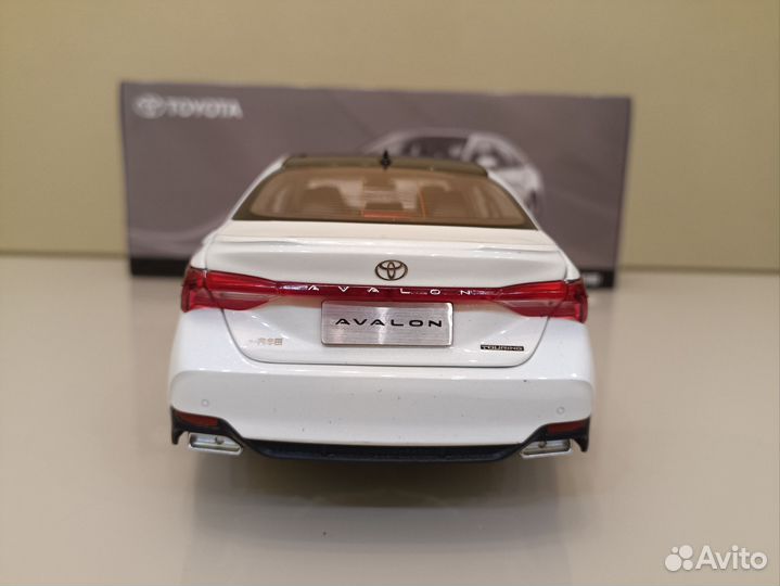 Toyota Avalon V (2018-2023) White 1:18