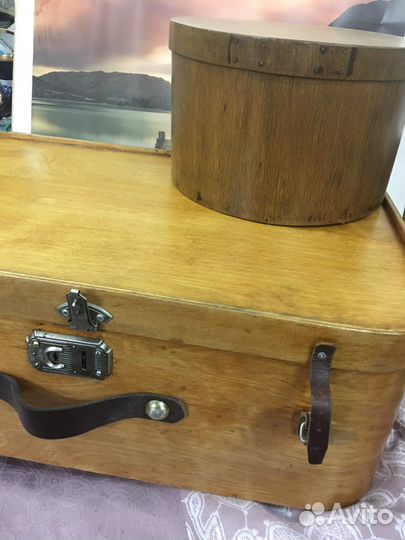 Старинные чемодан и шляпная коробка