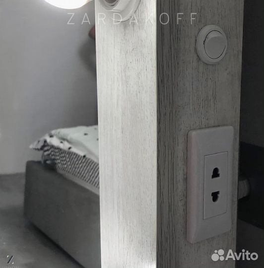 Гримерное зеркало с подсветкой