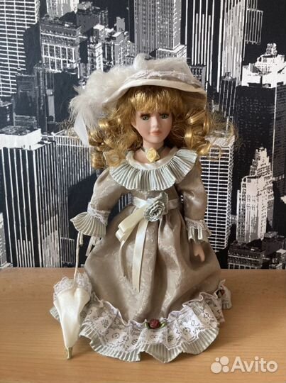 Кукла фарфоровая