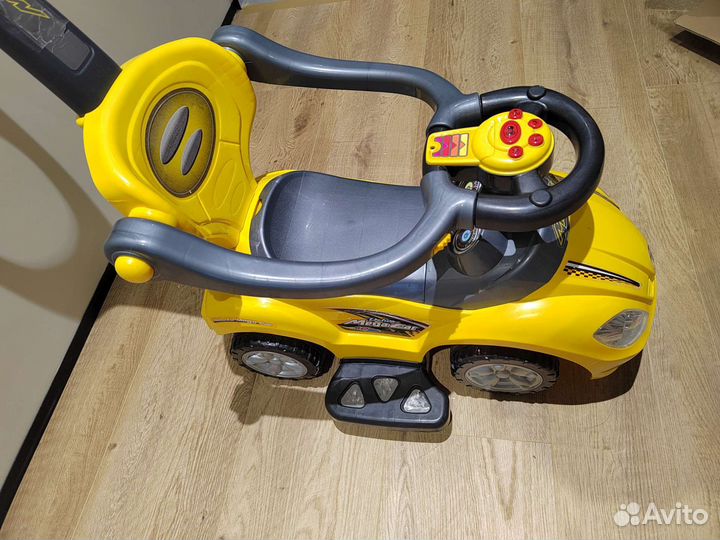 Машинка толокар с ручкой
