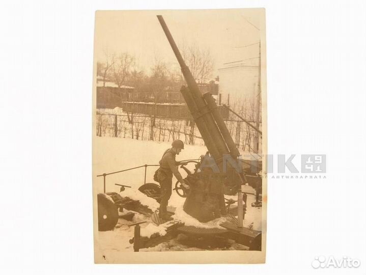 Советский артиллерист у зенитного орудия