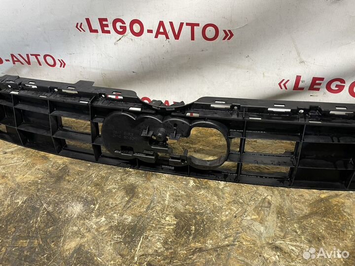 Audi A6 C8 Кронштейн решётки радиатора