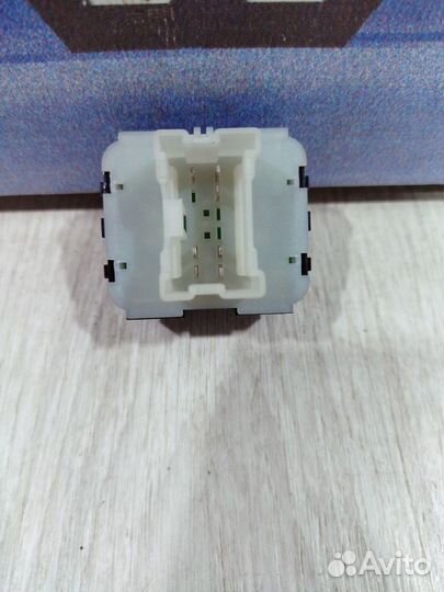 Блок кнопок стеклоподъемников Renault duster Лев