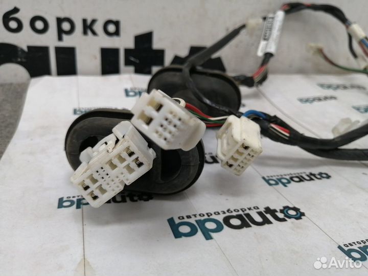 Проводка задней правой двери 82153-06330 Toyota