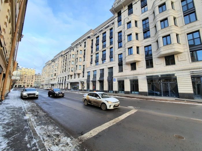 2 входа, потолки 4.5 м, 1 этаж