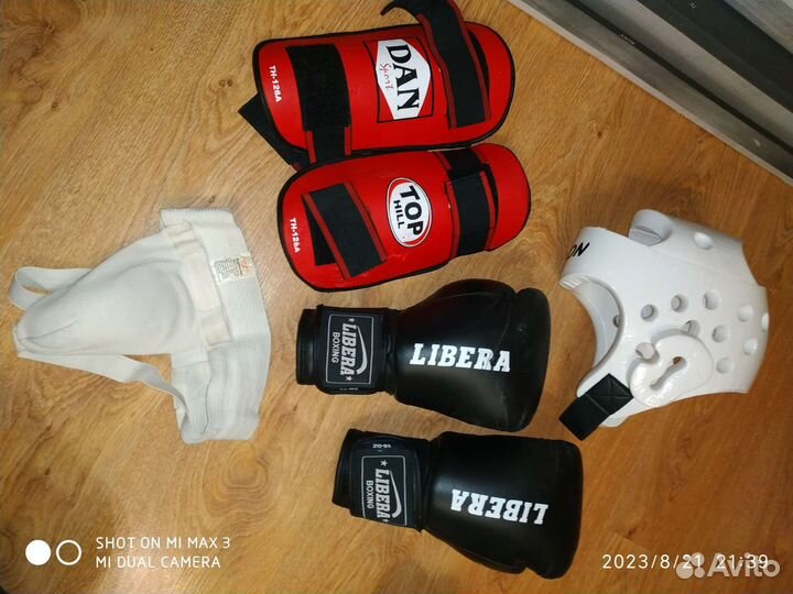 Защита голени,шлем,боксерские перчатки,защита паха