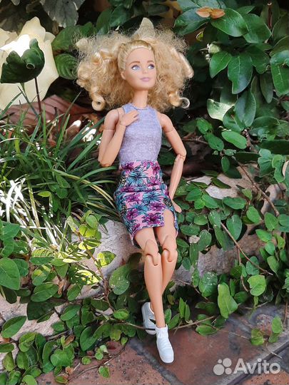 Барби шарнирная fashionistas 70 ананасик на йоге