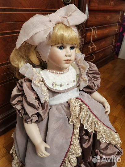 Коллекционная фарфоровая кукла